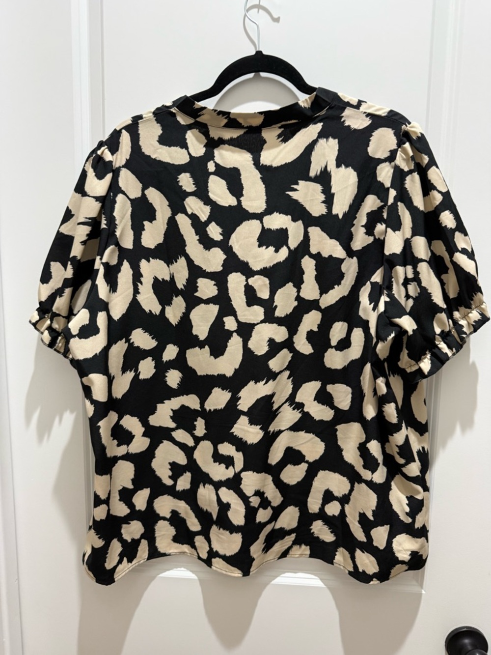 SHEIN Black and Cream Animal Print V-Neck Puff Sleeve Top - Picture 2 of 3